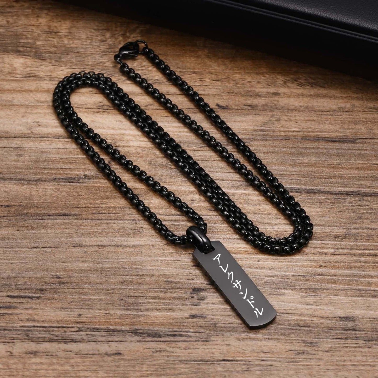 Collar japonés grabado para hombre