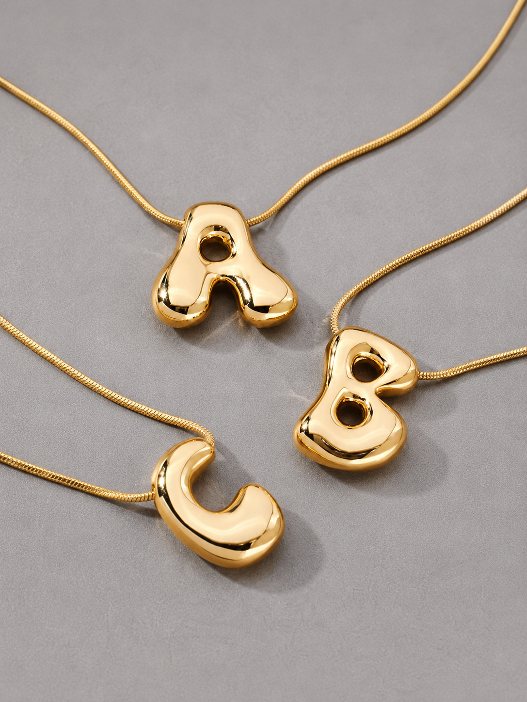 Collar dorado con letras