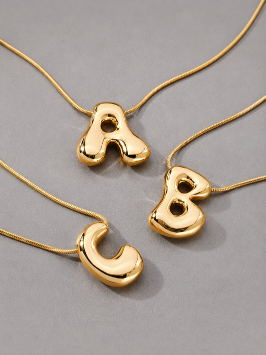 Collar dorado con letras