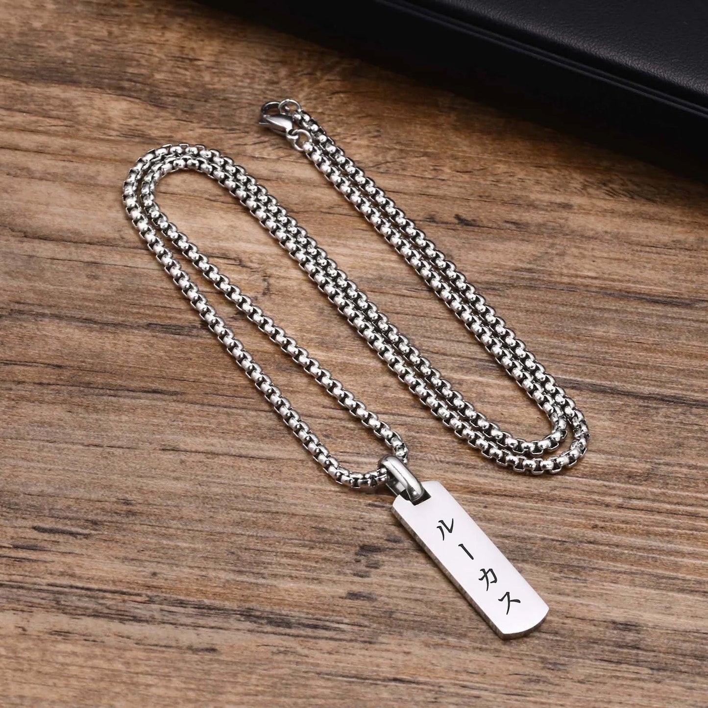Collar japonés grabado para hombre