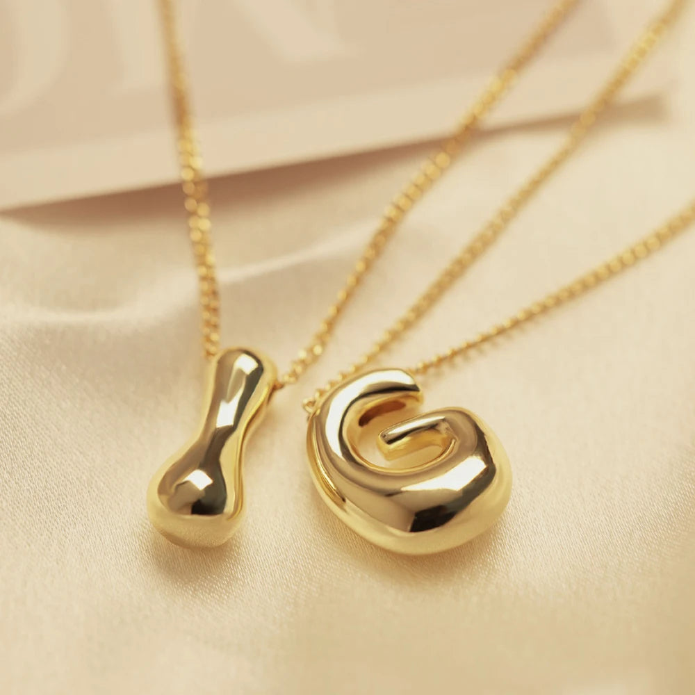 Collar dorado con letras