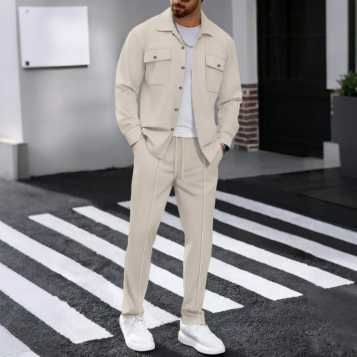 Conjunto de hombre con chaqueta de botones y pantalón