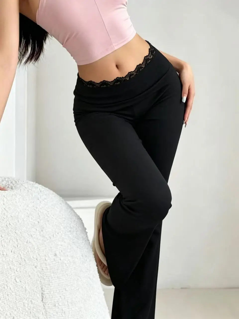 Leggings acampanados de mujer con detalle de encaje