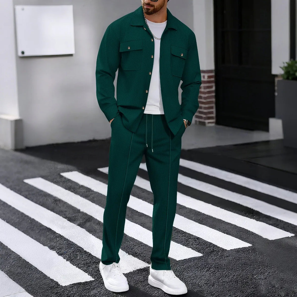 Conjunto de hombre con chaqueta de botones y pantalón