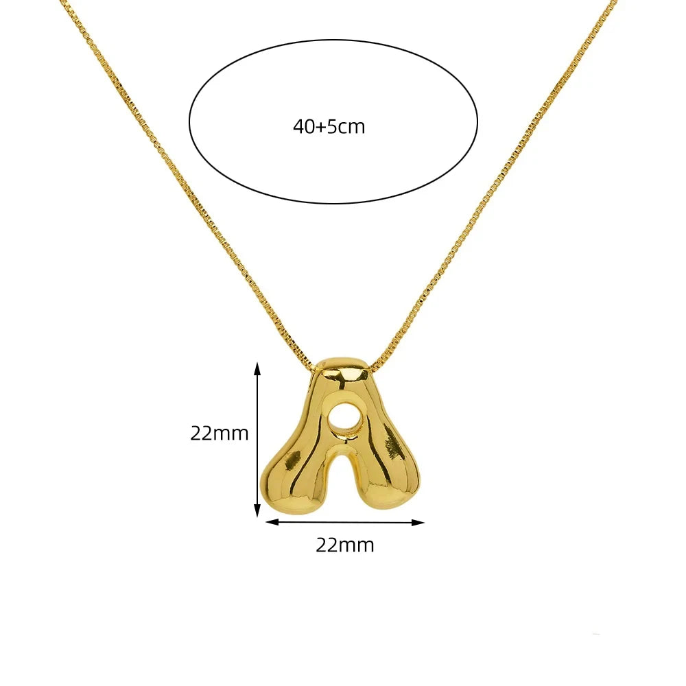 Collar dorado con letras