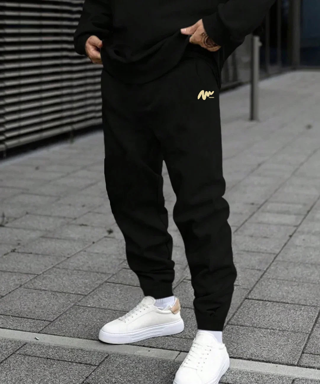 Conjunto informal estampado de hombre con sudadera y pantalón