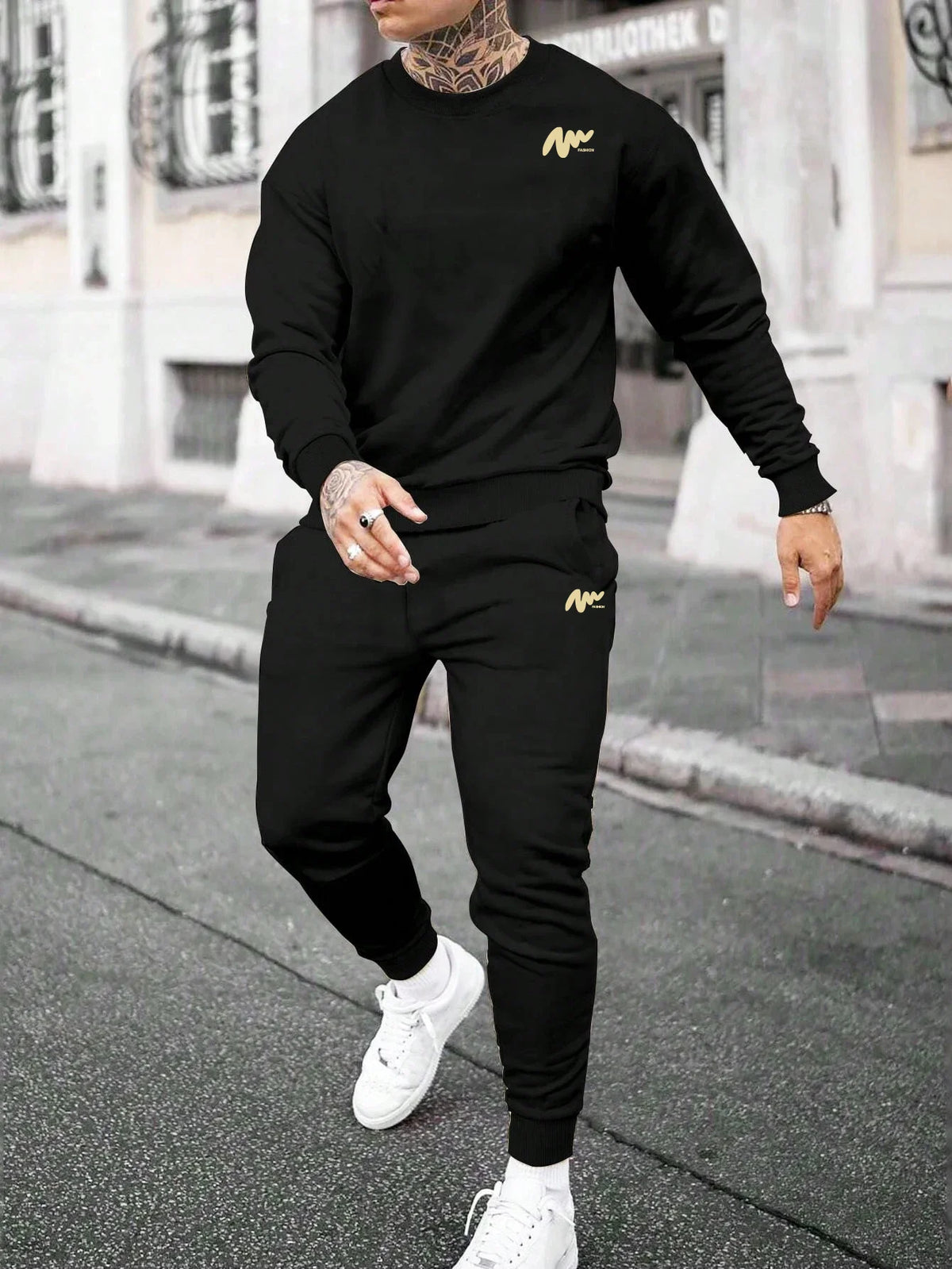 Conjunto informal estampado de hombre con sudadera y pantalón