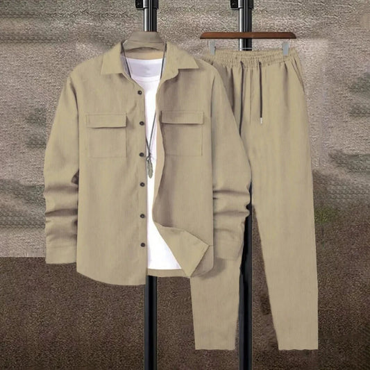 Conjunto informal de hombre con chaqueta y pantalón
