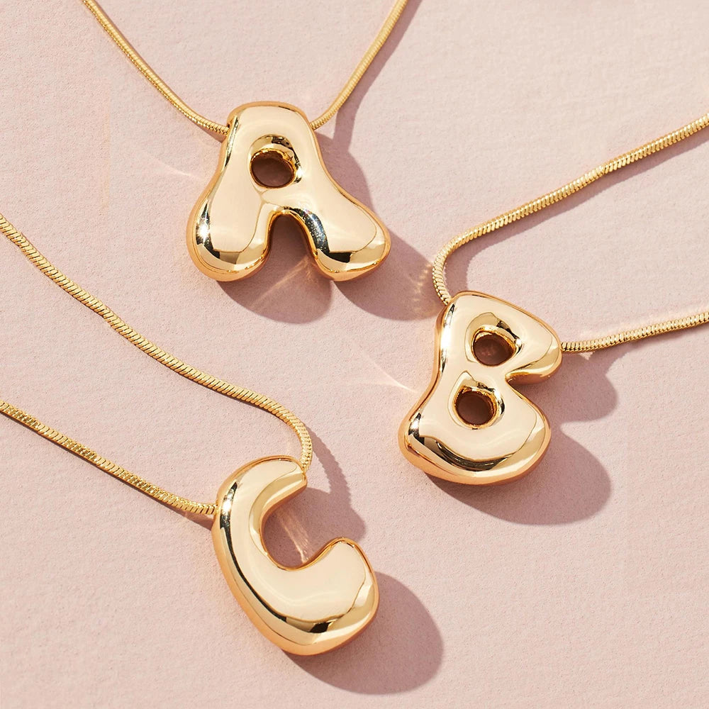 Collar dorado con letras