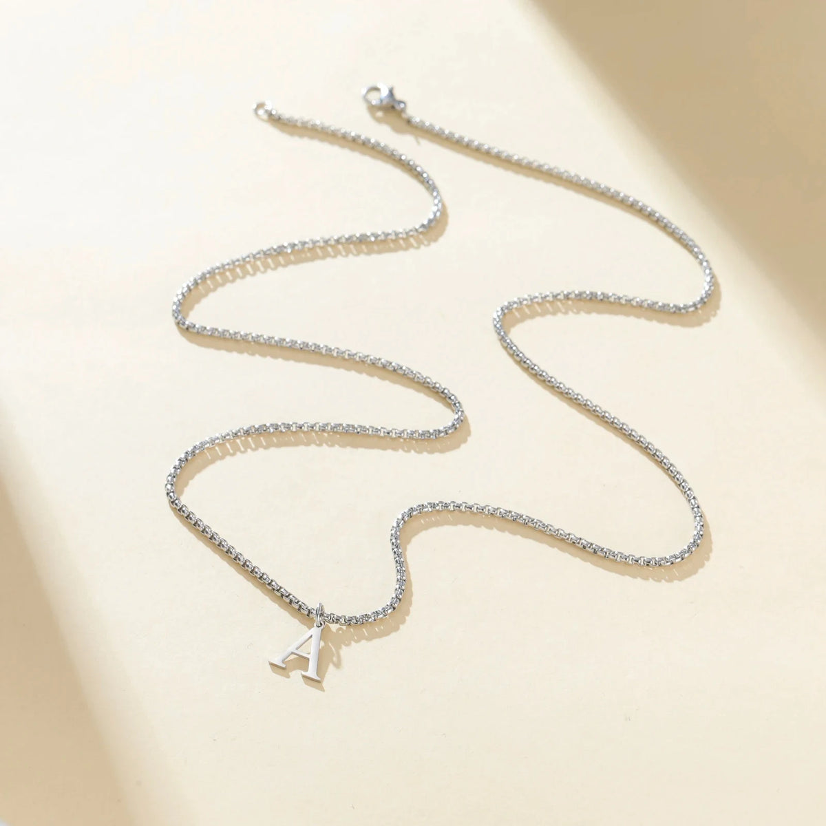Collar de hombre con inicial A-Z en acero inoxidable