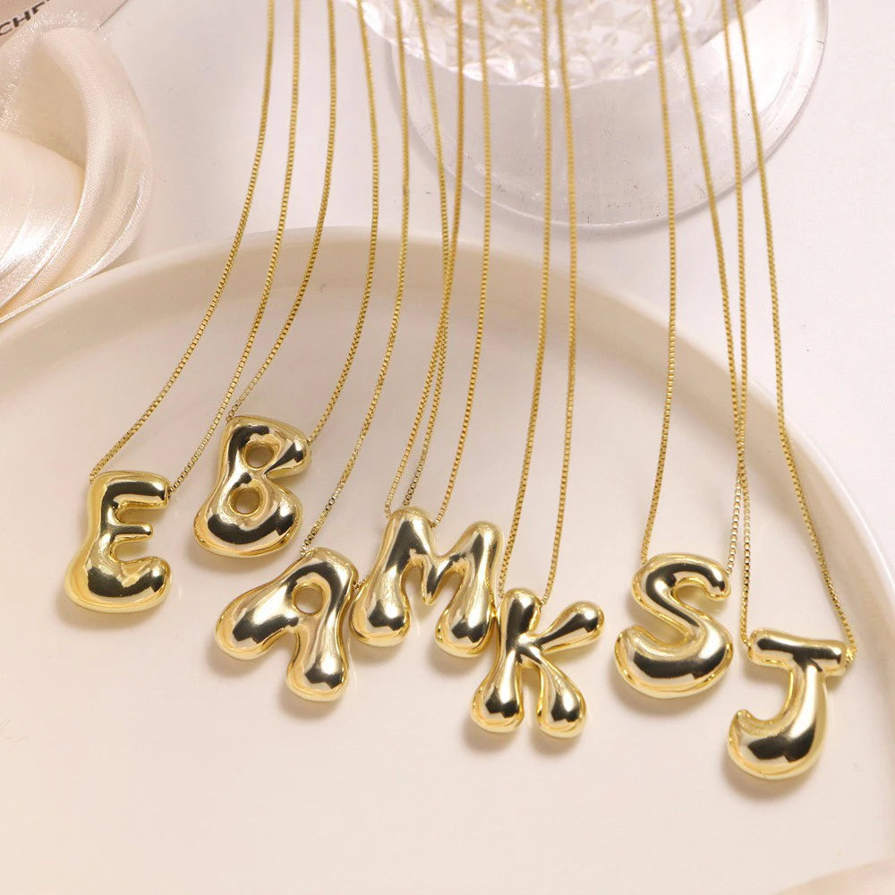 Collar dorado con letras