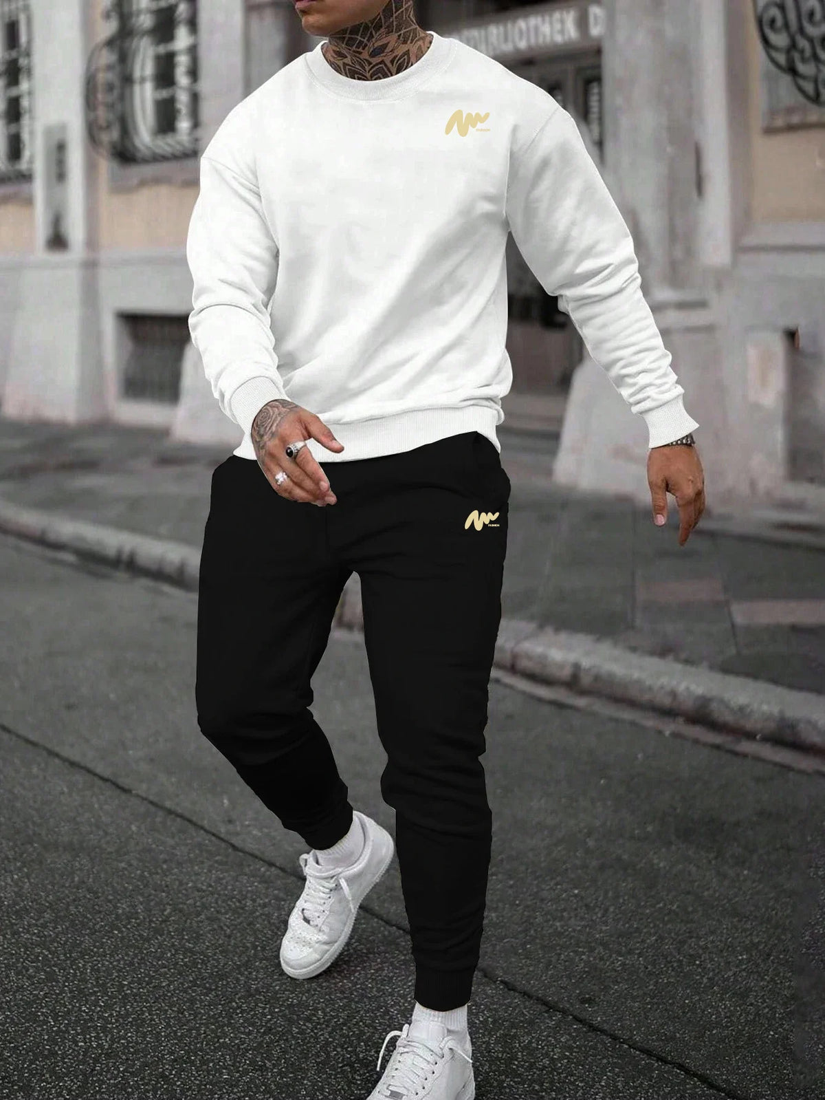 Conjunto informal estampado de hombre con sudadera y pantalón