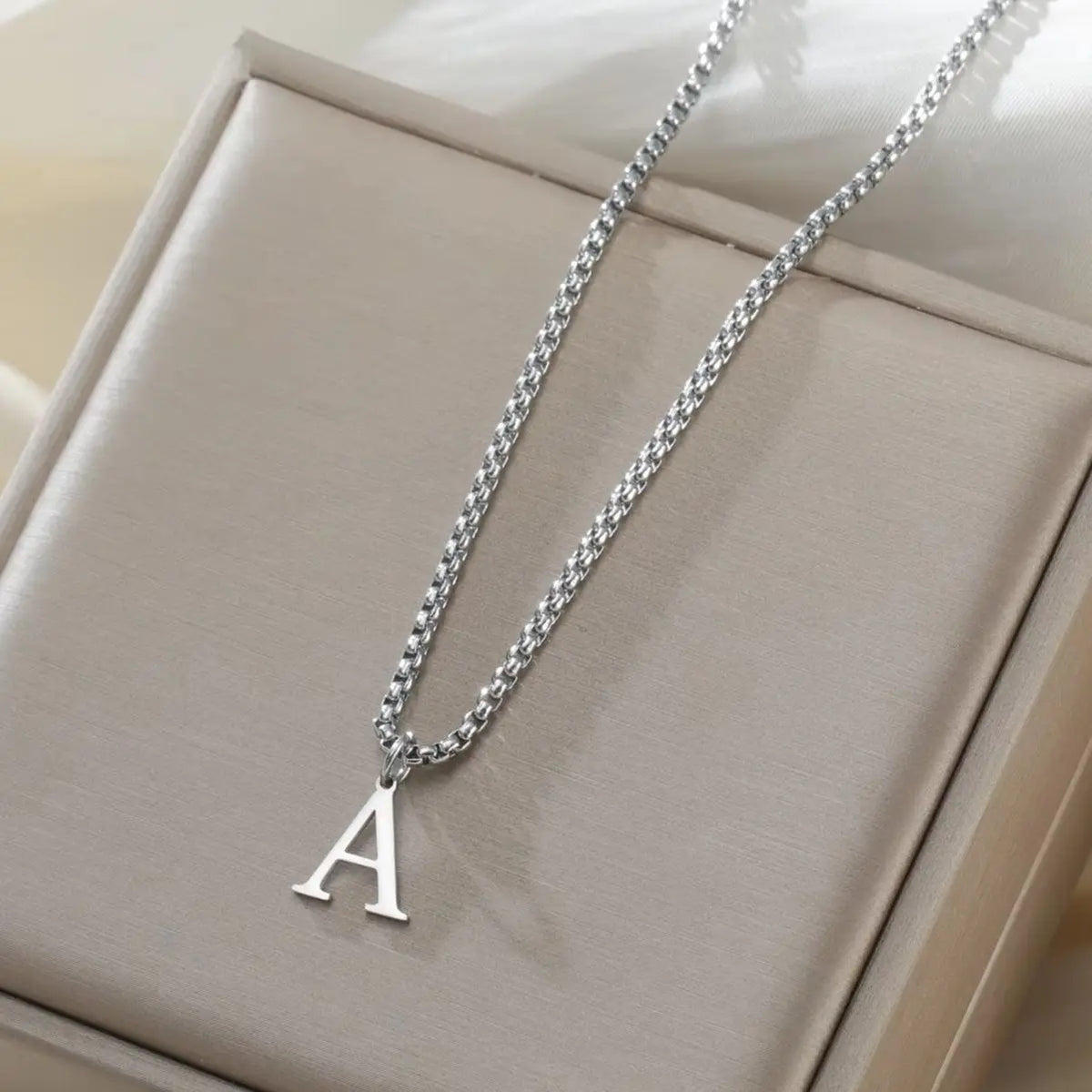 Collar de hombre con inicial A-Z en acero inoxidable