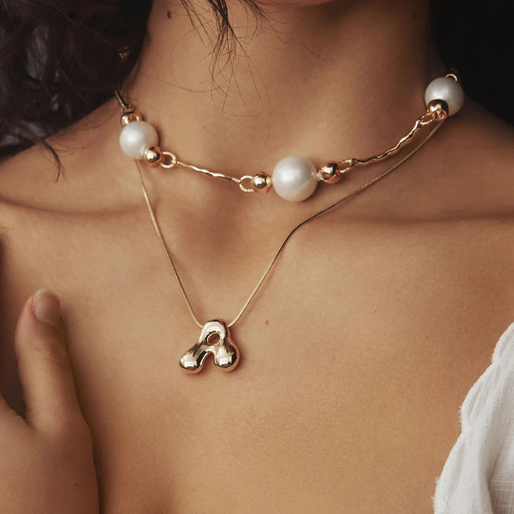 Collar dorado con letras