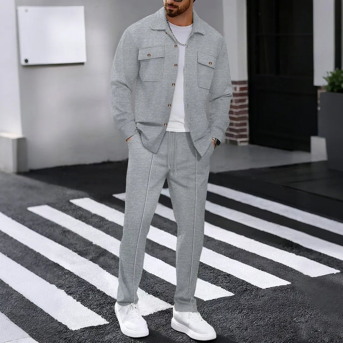 Conjunto de hombre con chaqueta de botones y pantalón
